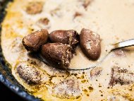 Рецепта Пилешки сърца с бекон, масло, лук, гъби, топено сирене, кашкавал и сметанов сос